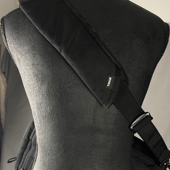 Thule Accent Convertible Laptop Bag Backpack 17L Business Travel Ballistic Nylon - Picture 9 of 16